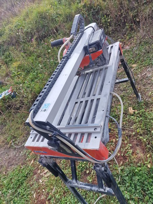 Vand urgent masina de taiat pe apa