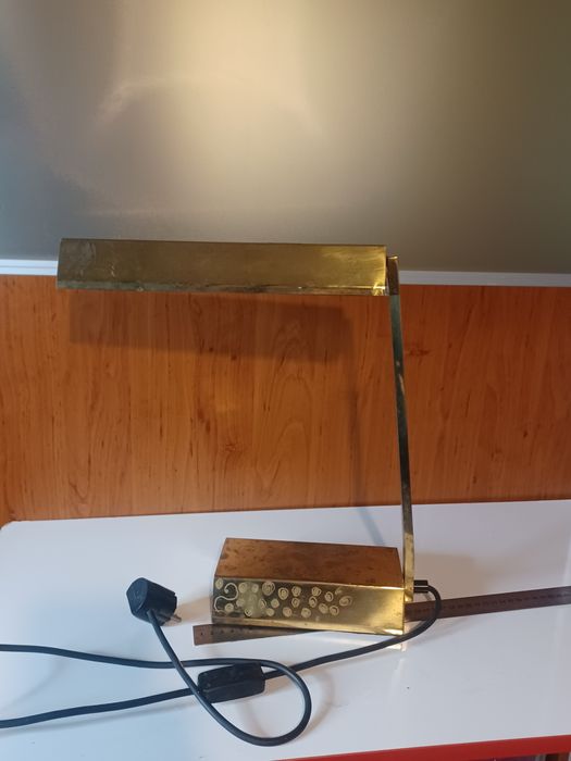 Ретро стара масивна настолна лампа