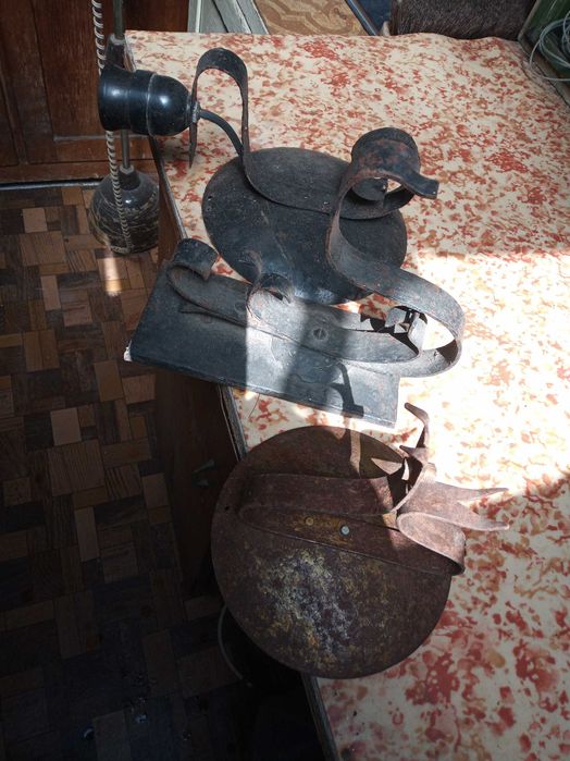 Декоративни метални стенни осветителни тела.