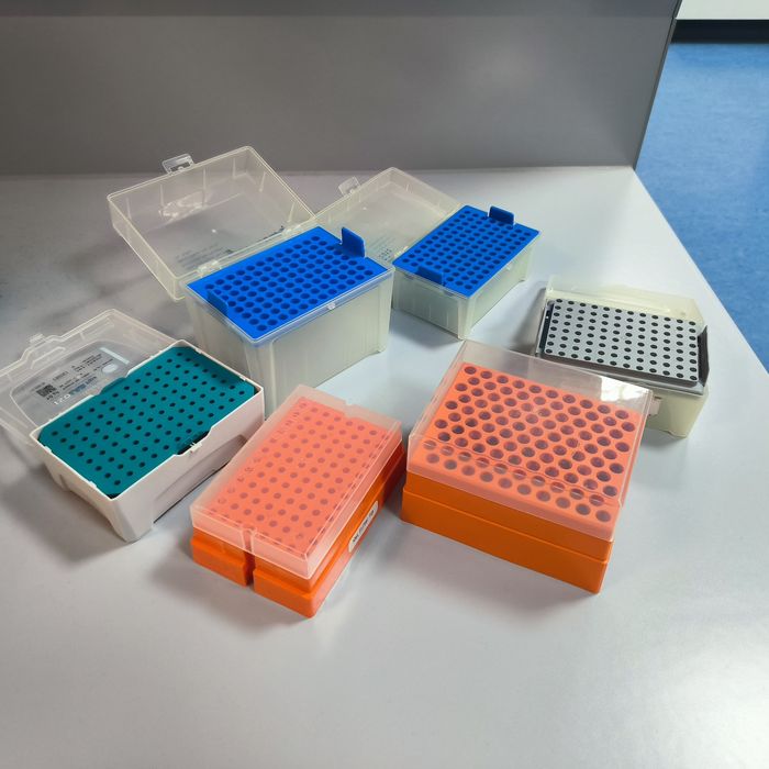 Разные коробки для носиков микропипеток