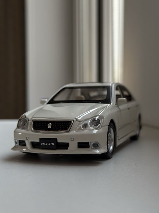Металлическая модель машинки Toyota Crown 1:32