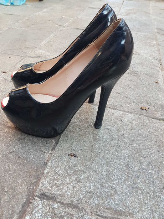 Дамски обувки на висок ток