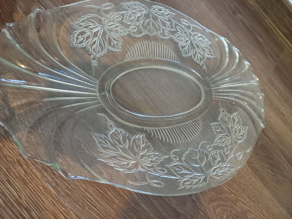 Trei platouri servire pentru oaspeti 
- 2 platouri din sticla groasa c