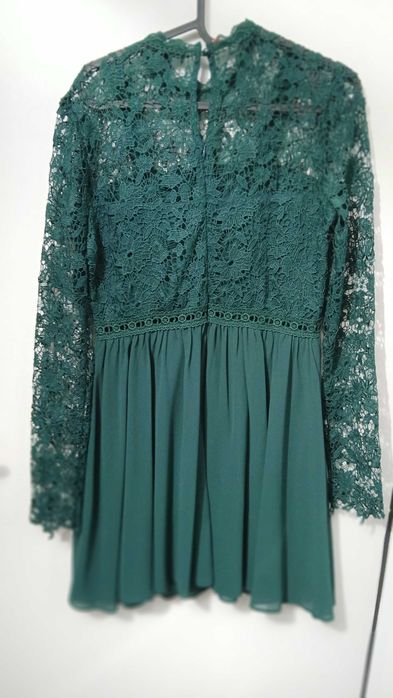 Елегантна рокля в тъмно изумрудено зелено с дантела и шифон – AQUA,