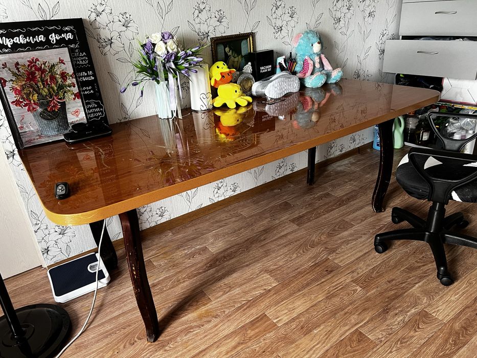 Стол дубовый продаем