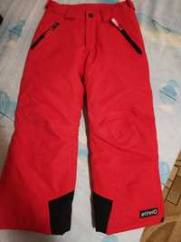 Червен детски панталон.