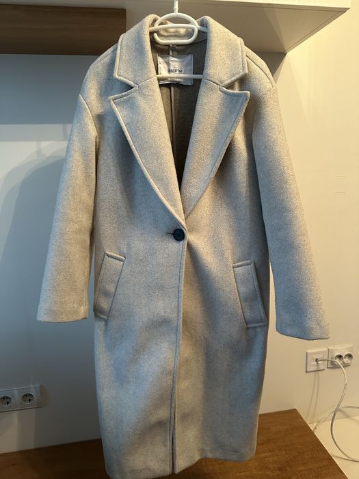 Бежово палто Bershka