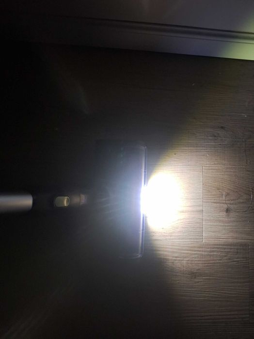 Aspirator vertical Dyson v6, baterie schimbata, perie cu lumina Led