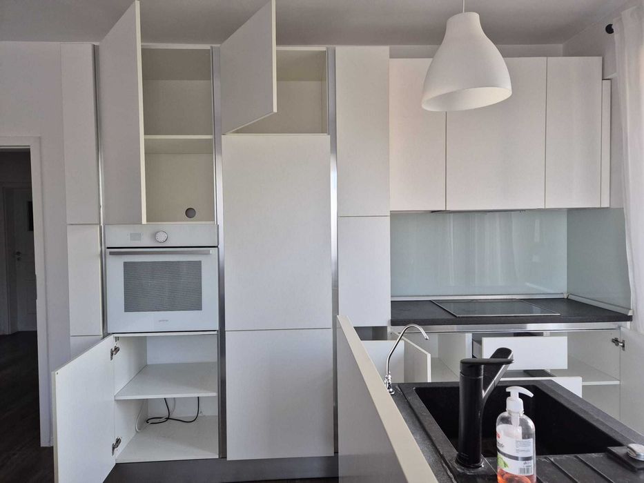 Set mobila bucatarie 312, cabinete albe, blat negru, sticla securizata