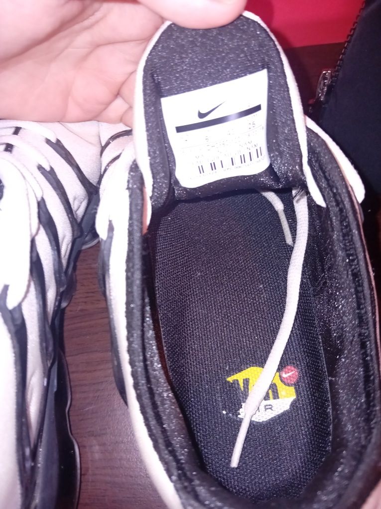 Продават се nike vapormax plus,без кутия!