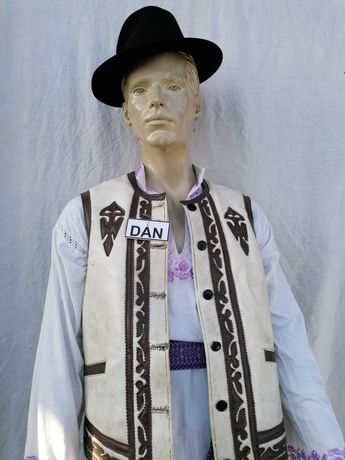 Manechin in costum popular autentic vechi  1 .78 - numai in galati