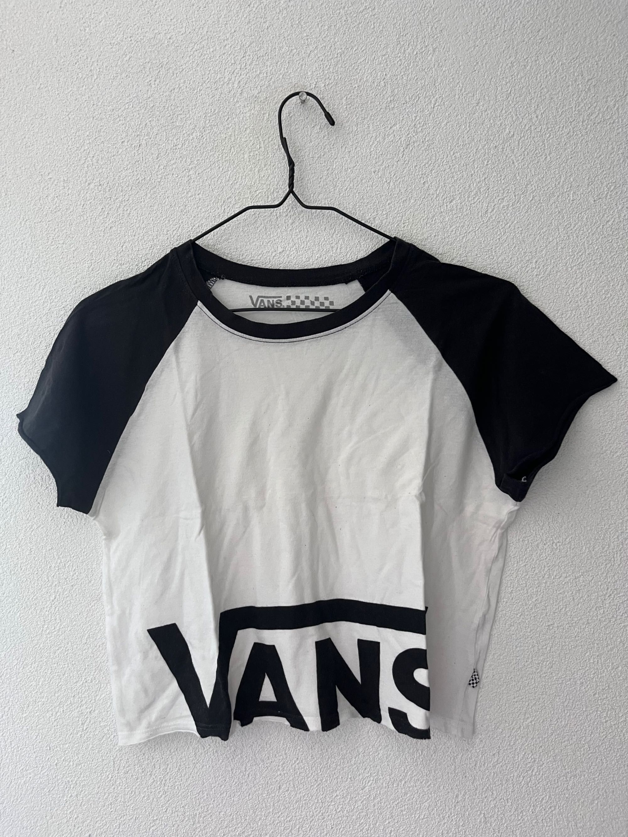 6 topuri la preț avantajos (Vans, Zara, hollister)