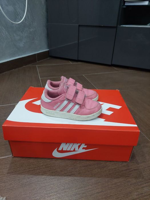 Продавам детски маратонки Adidas