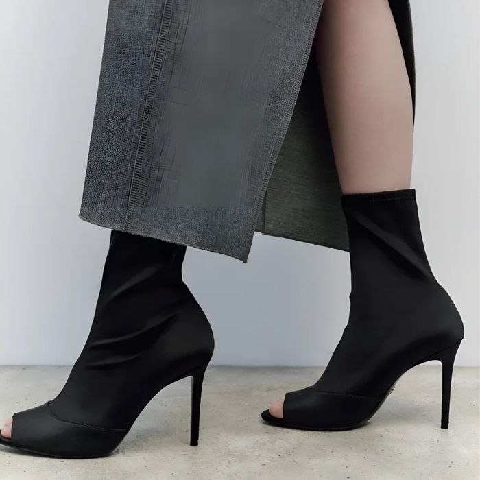 Нови боти с етикет на Zara