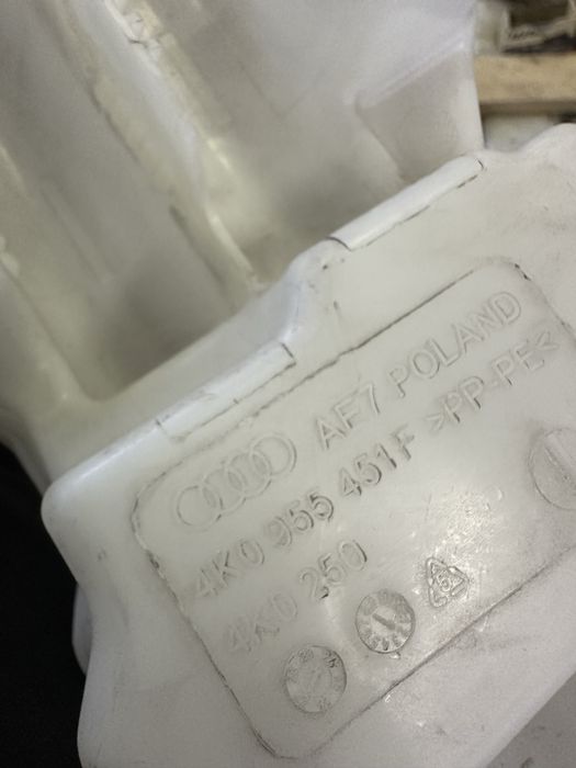 Audi A6 C8 19-21 казанче за течност чистачки НОВО ОЕМ