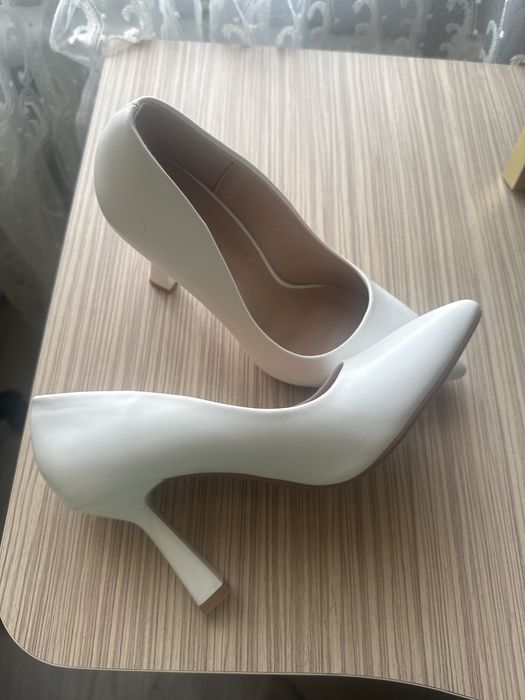 Продаю белые, стильные, красивые туфли 38 размера