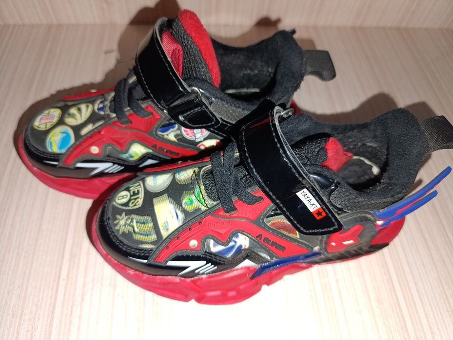 Продаются детские теплые кросовки