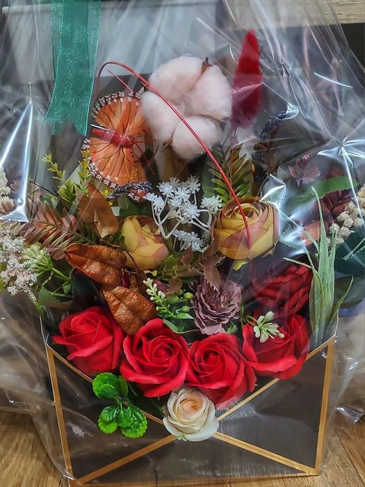 Aranjamente florale din flori și ciocolată