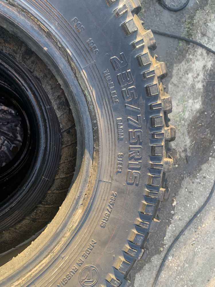 Продам грязевую резину 235/75 r15