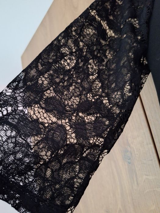 Късо сако с дантелени ръкави