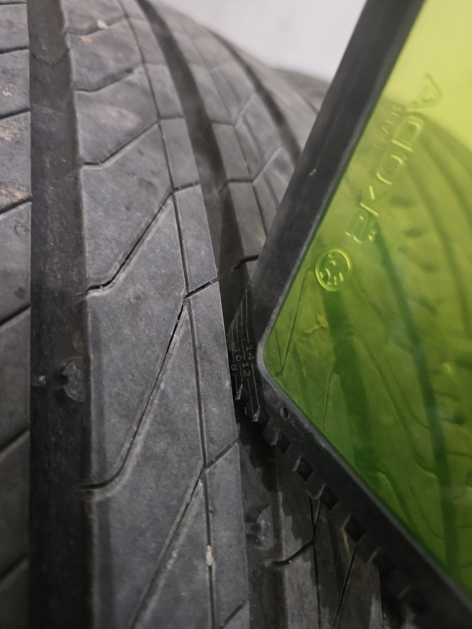 Vand 2 x Continental UltraContact 235 40 R19 vara