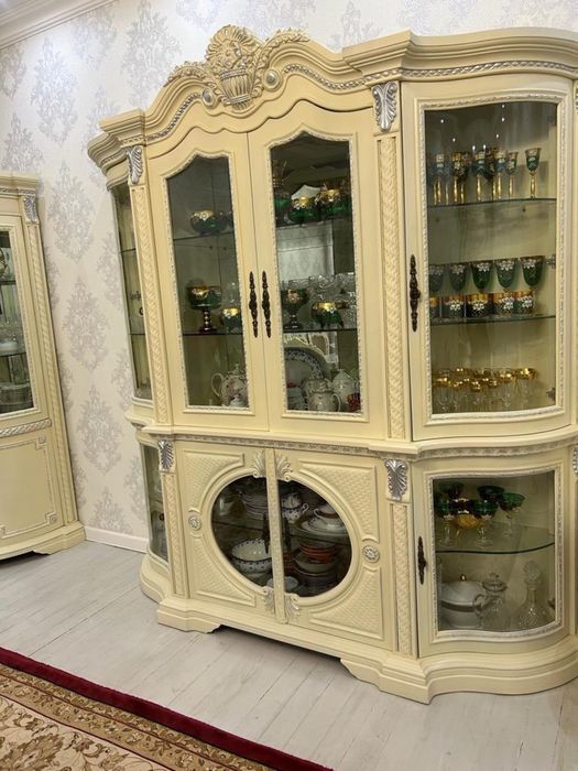 Стол стулья камод