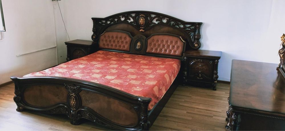 Спальная мебель; шкаф , диван , тумба 2-штук, комод с зеркалом.