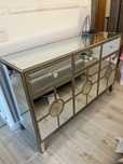 Mobilier dormitor elegant cu oglinzi