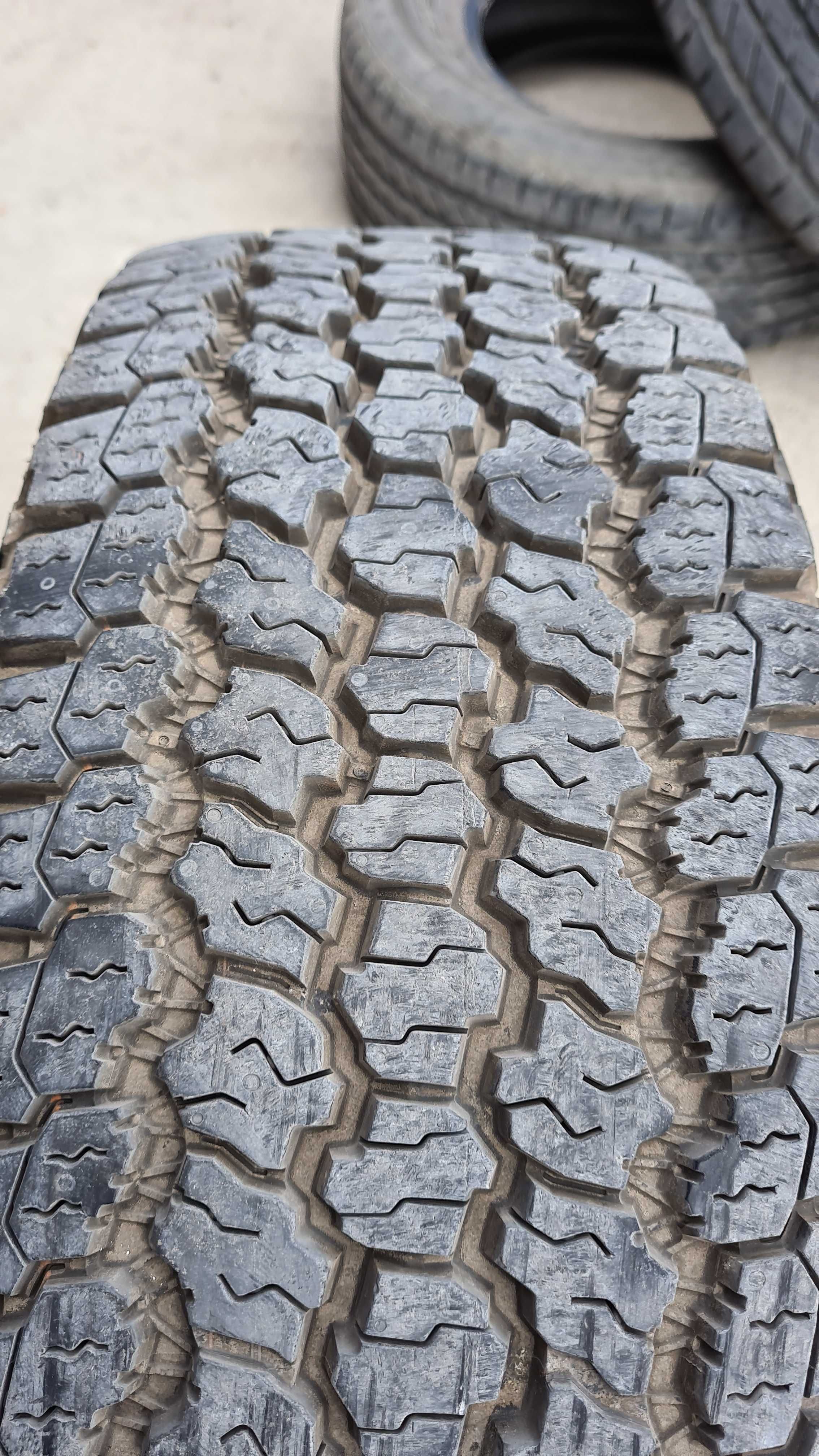 2 Goodyear Wrangler A/T 265 70 17