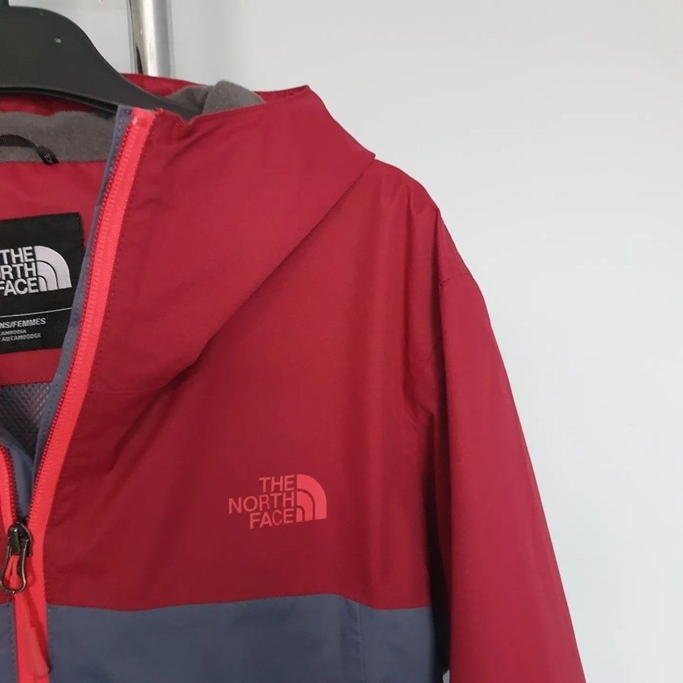 Страхотно дамско яке THE NORTH FACE размер L  ветровка