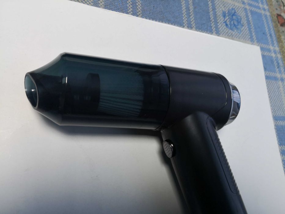 Mini aspirator auto portabil