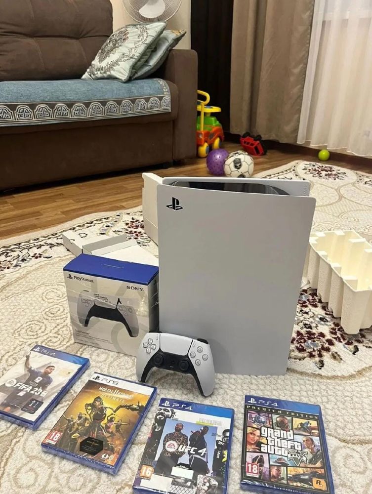 Продаю PS 5 в идеальном состоянии с 4 играми , 2 джостика
