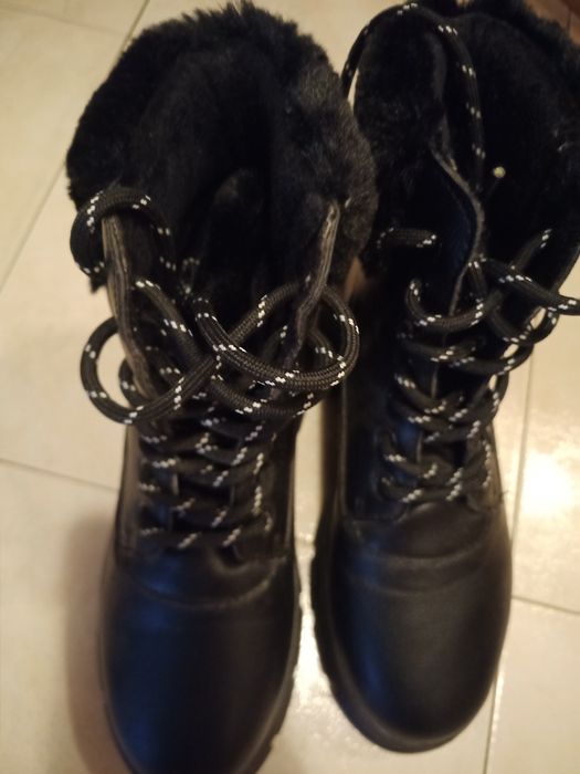 Топли боти. Вътре имат пух. Неразличими от нови. Почти не са носени.