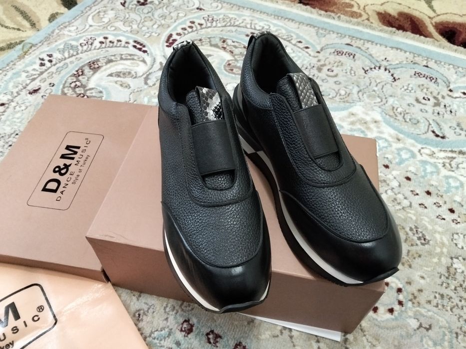 Продам новые кроссовки