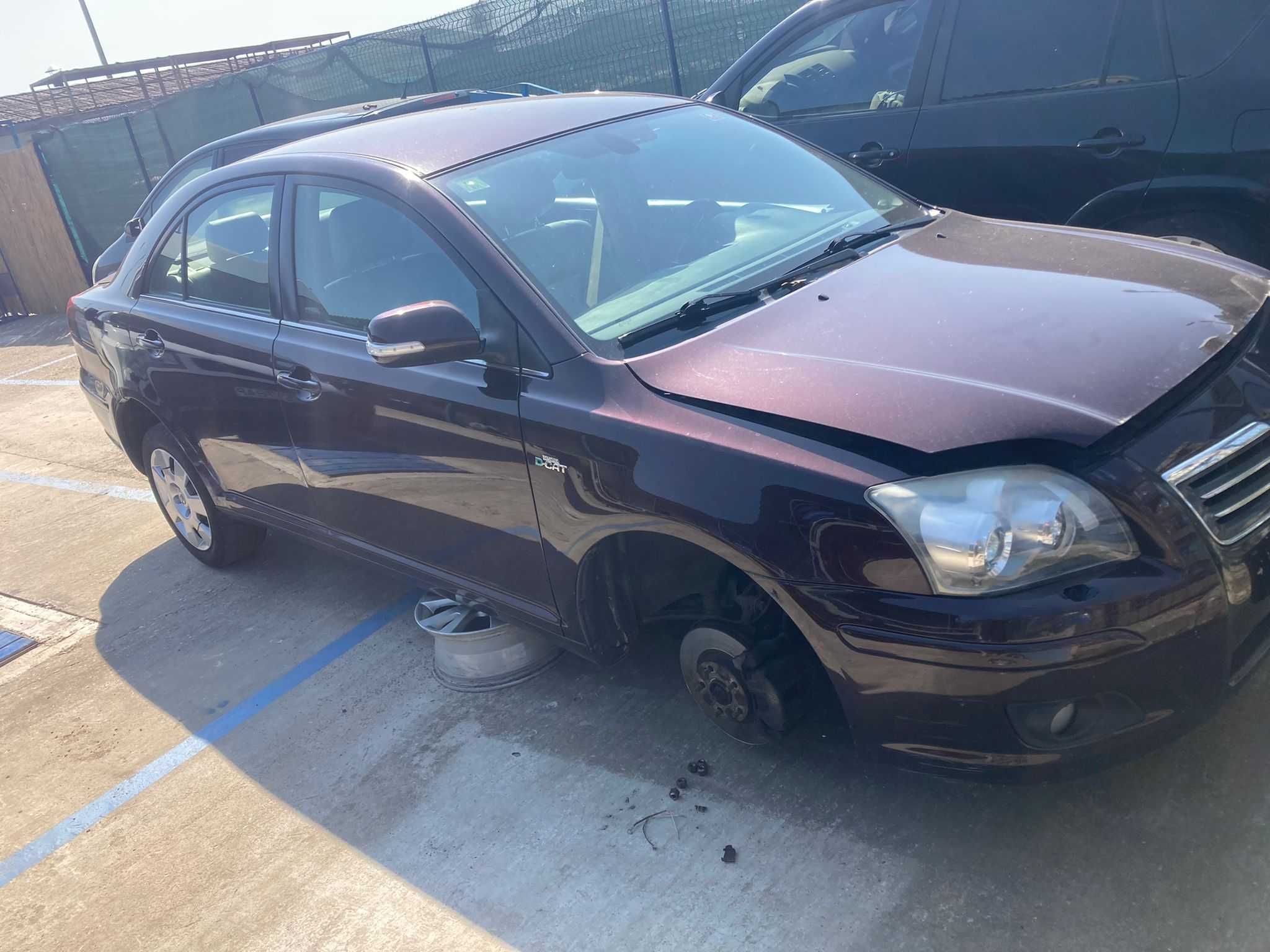 Dezmembrez Toyota Avensis  T25 FL SI NFL MOTOR 2.2 D-CAT 177 CP