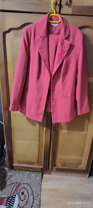 Vând costum dama elegant