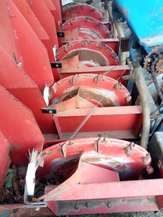 Vând mașină de plantat și scos usturoi