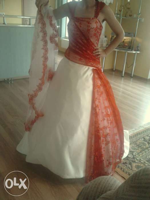 rochie  alb cu roșu model deosebit dantela