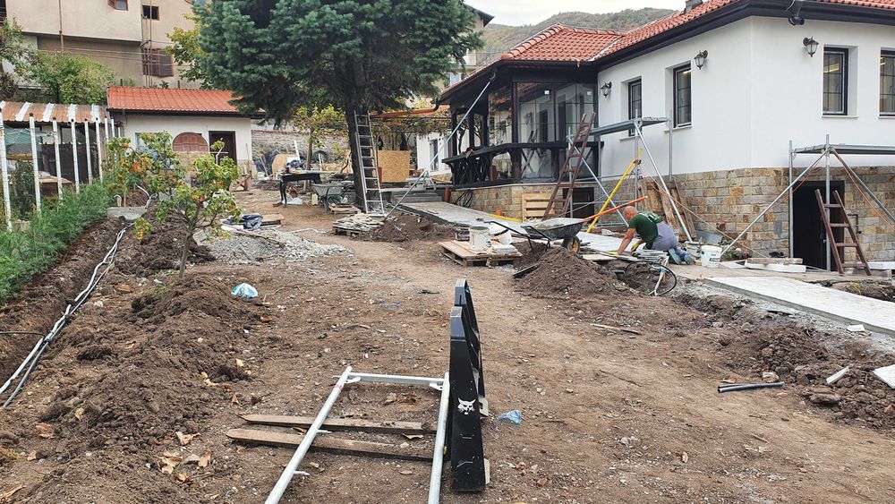 Услуги с мини багер и челен товарач Bobcat.. Самосвал .