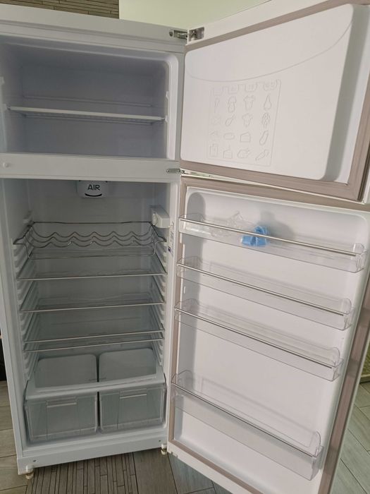 Vând frigider 2 usi Hotpoint Ariston DF02X