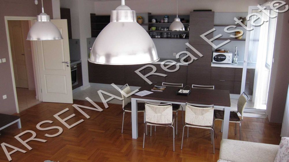 Тристаен апартамент под наем, Център