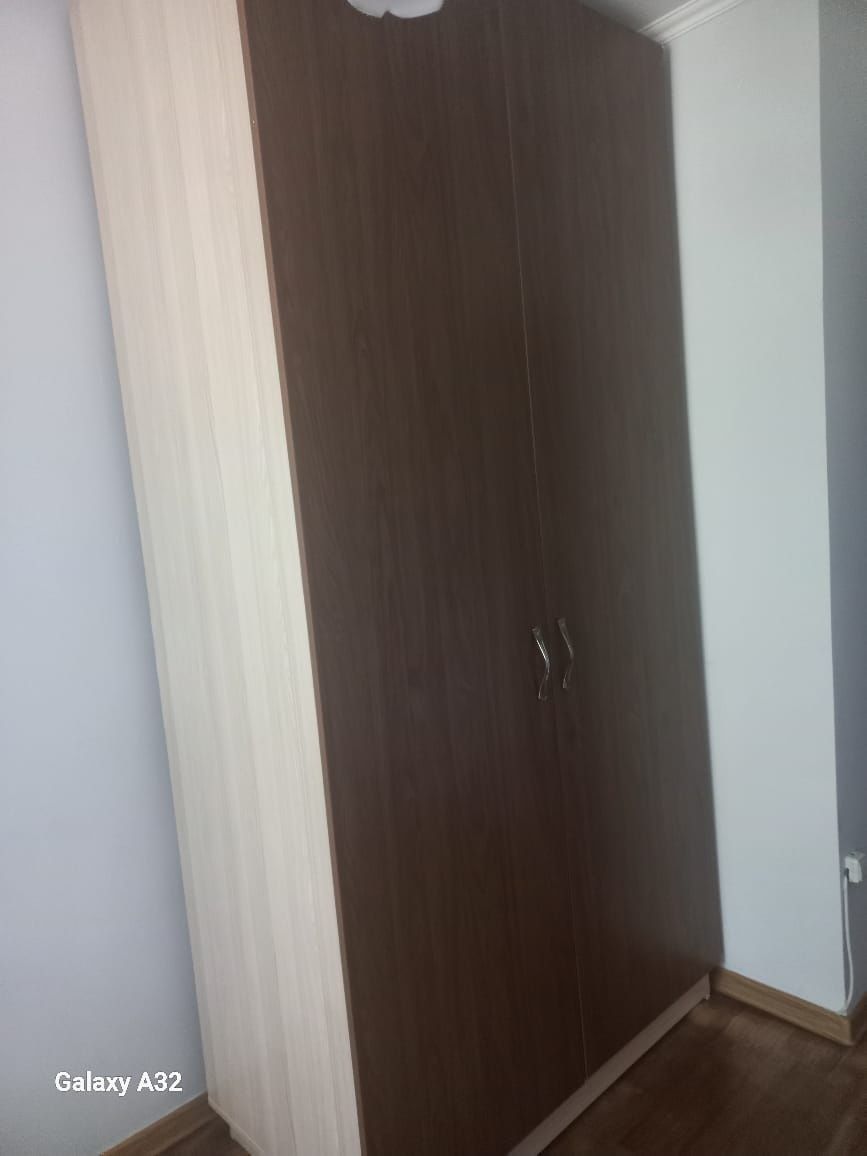Продаю распашной шкаф