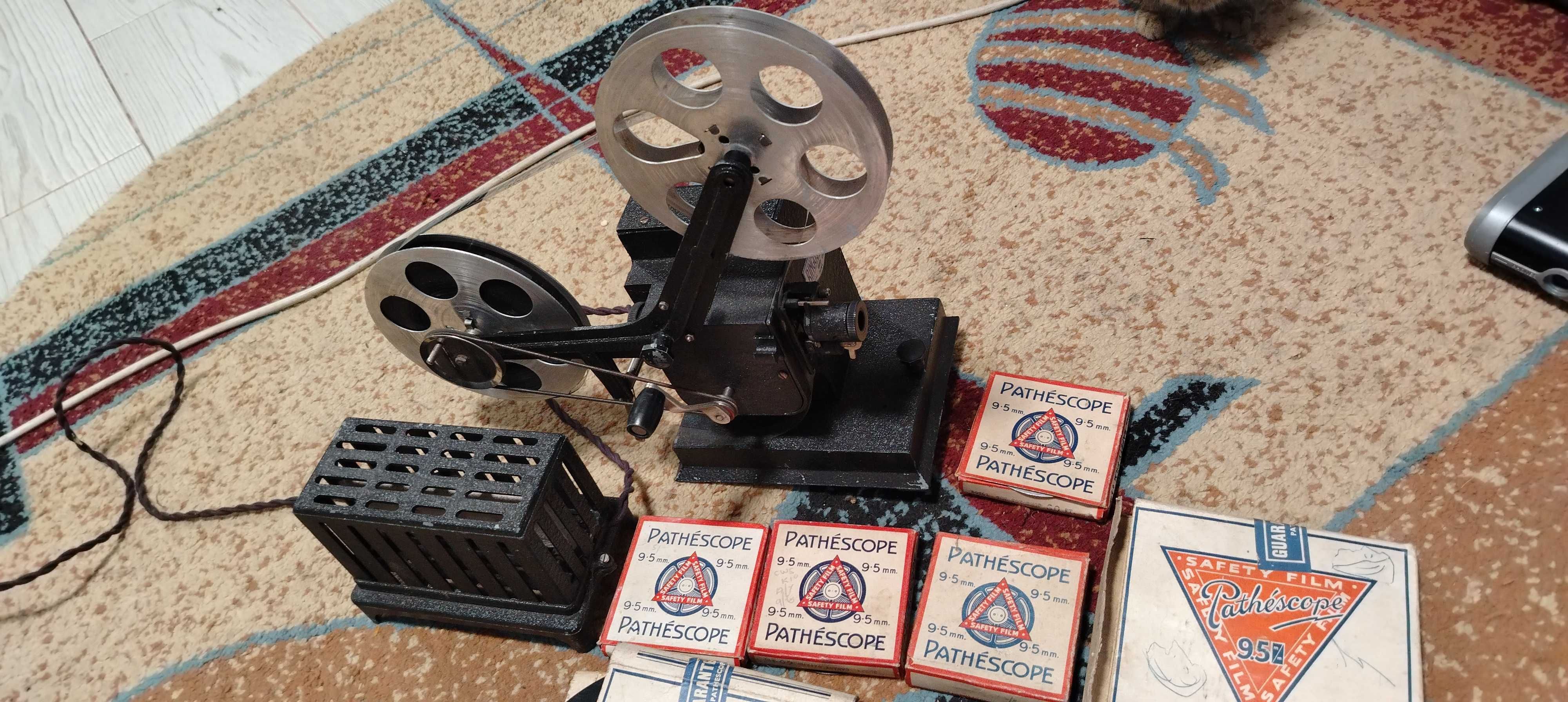 Vând video proiector manual cu film. Raritate