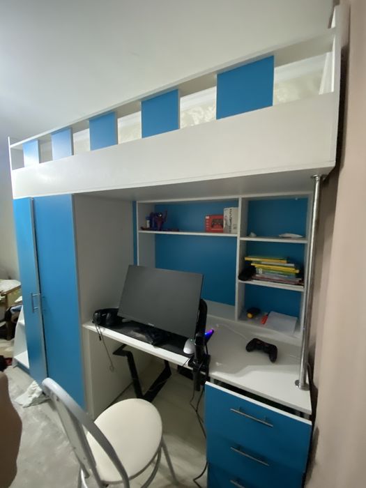 продаю кровать,стол,шкаф 3в1