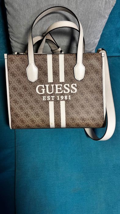 Голяма бежова чанта guess