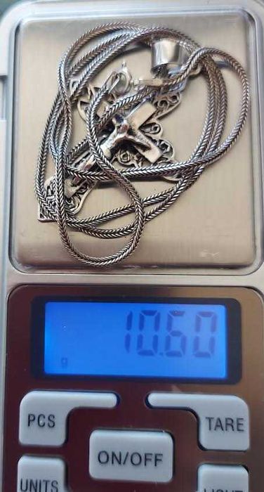 сребърен синджир и кръст