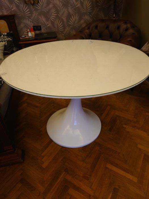 Masă mare, albă stil ciupercă cu sticlă