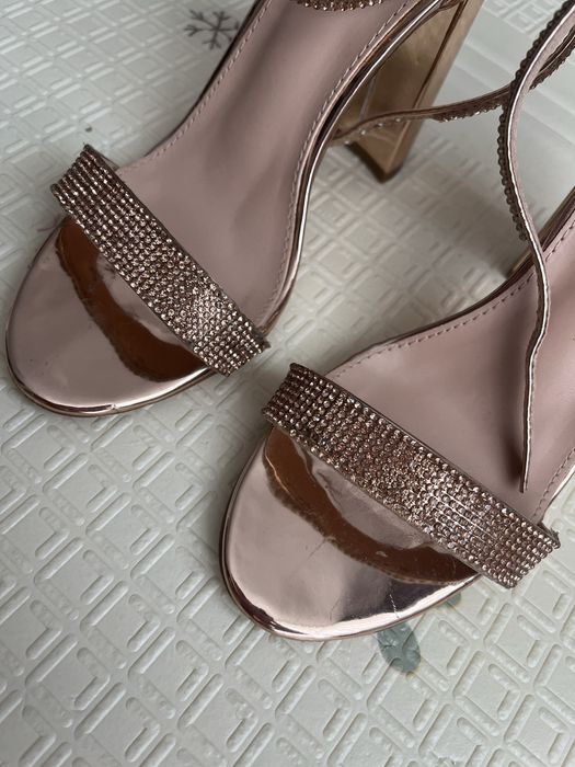 Sandale corai si cadou