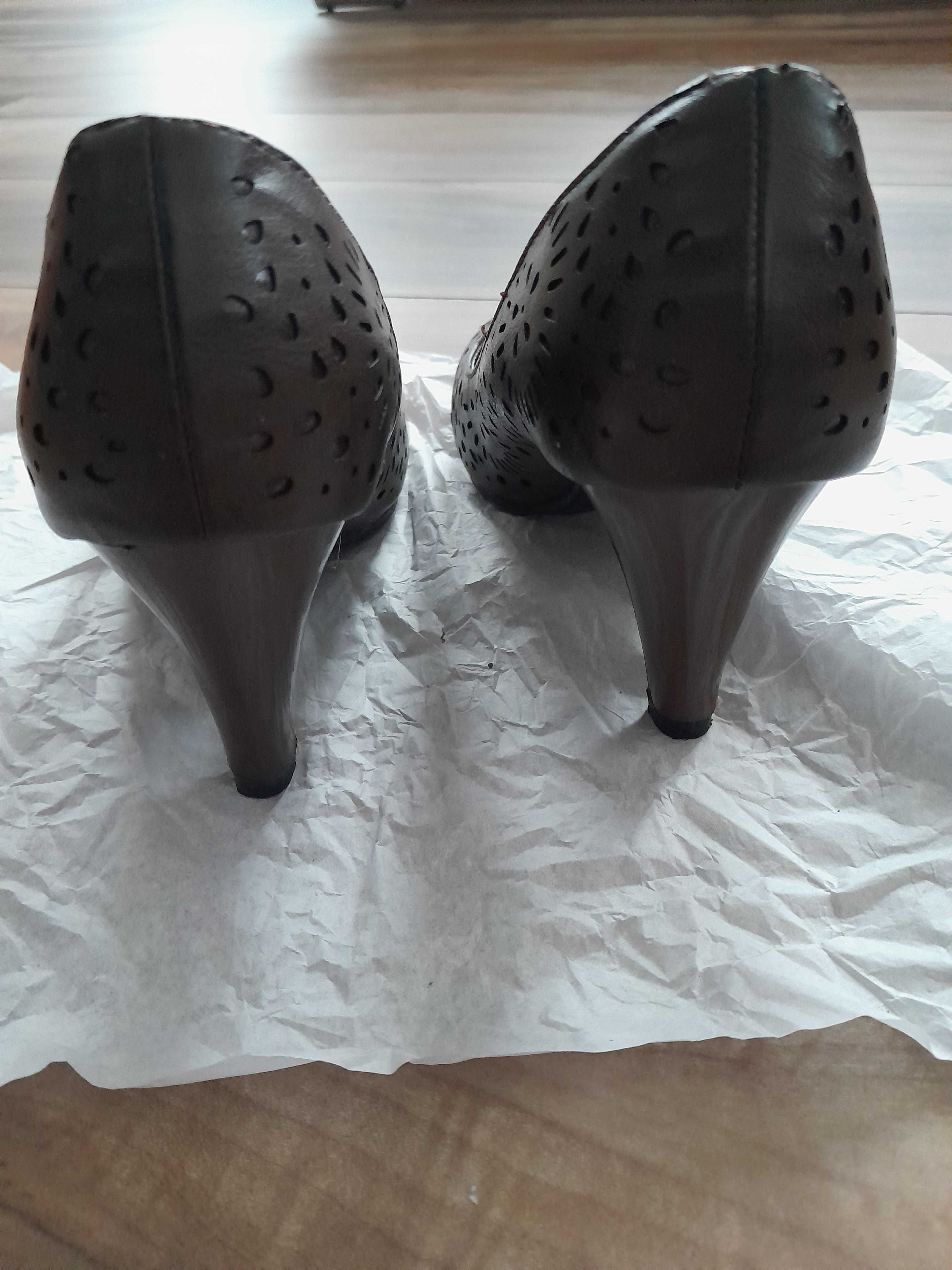 Дамски обувки в тъмнокафяв цвят, номер 36