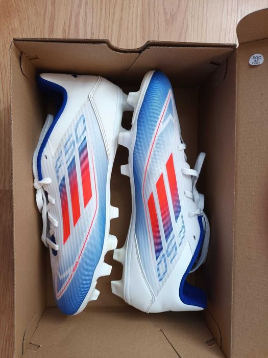 Gete fotbal purtate o dingura data